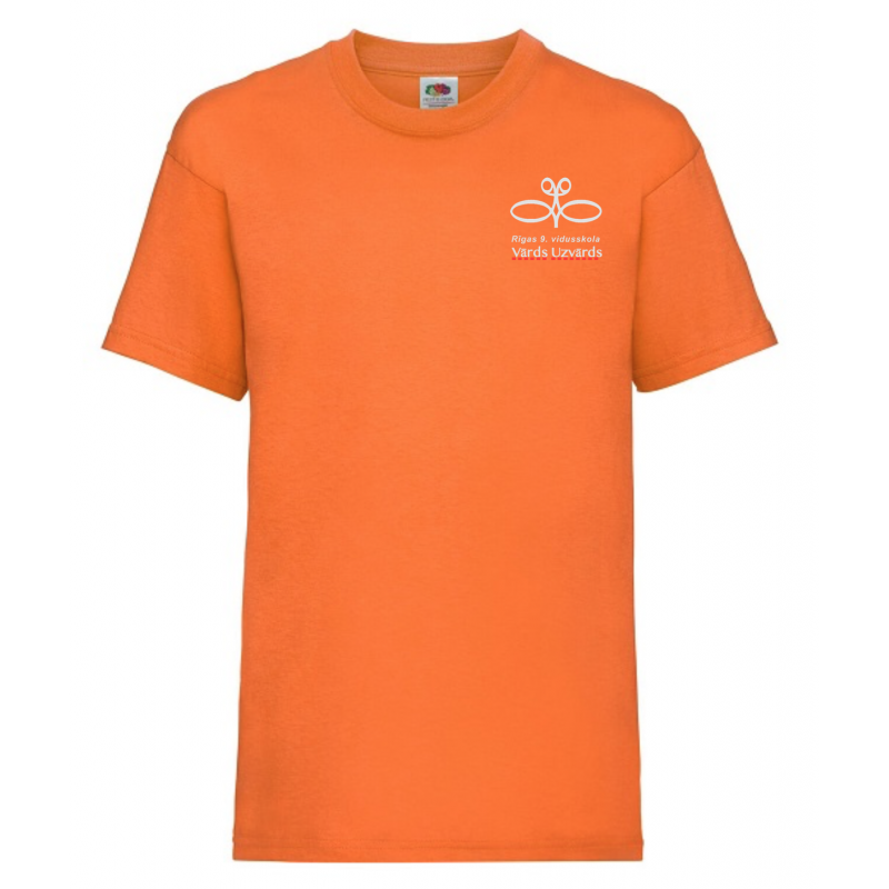 1.klase 2024, Oranžs T-krekls ar skolas emblēmu un vārdu