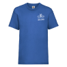Zils T-krekls ar skolas emblēmu un vārdu